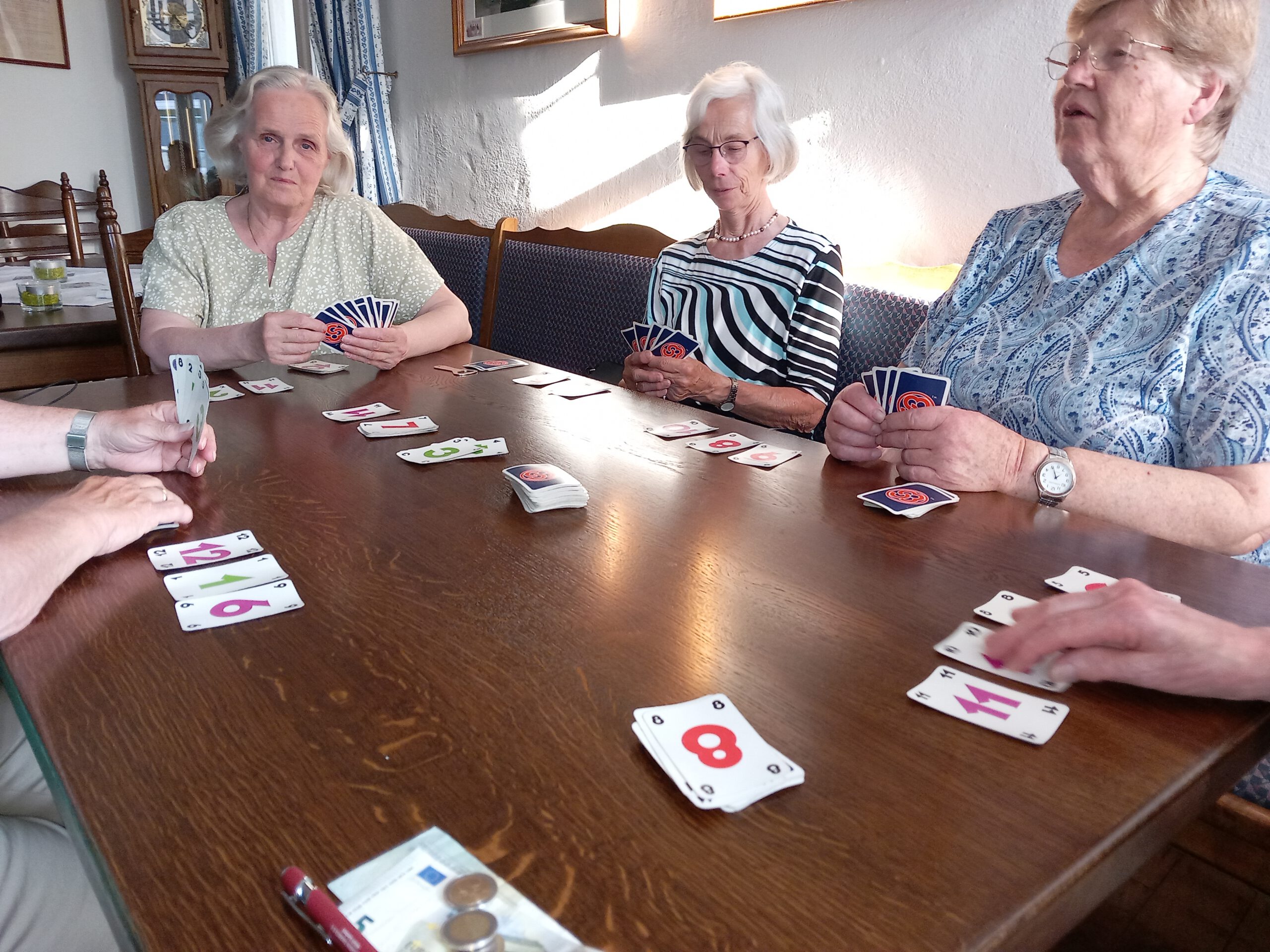 Frauen-Kartenspielen